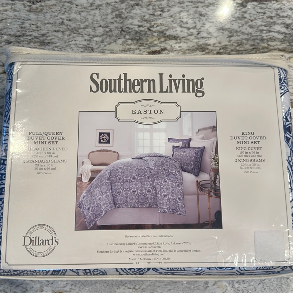 Southern living duvet cover set - Full/queen. New in package.